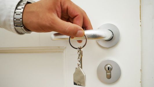 Foto mostra fechadura e chave de casa
