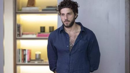 Chay Suede foi protagonista de 'Travessia', de Glória Perez, na Rede Globo, ao lado de Lucy Alves