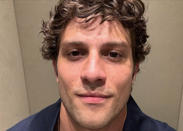 Chay Suede revela novelas favoritas da infância e ironiza sobre origem do nome: ‘Cheias de Charme’