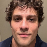 Chay Suede revela novelas favoritas da infância e ironiza sobre origem do nome: ‘Cheias de Charme’