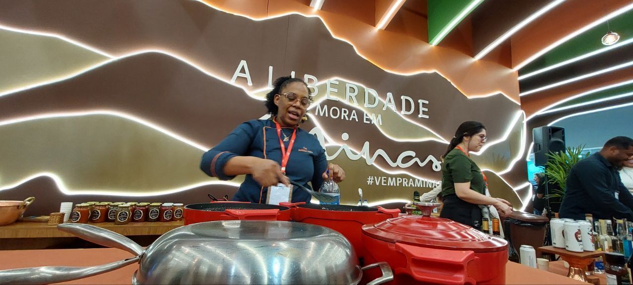 Chef conquista paladares na WTM com receita que mistura frango, quiabo, queijo e jabuticaba