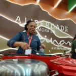 Chef conquista paladares na WTM com receita que mistura frango, quiabo, queijo e jabuticaba