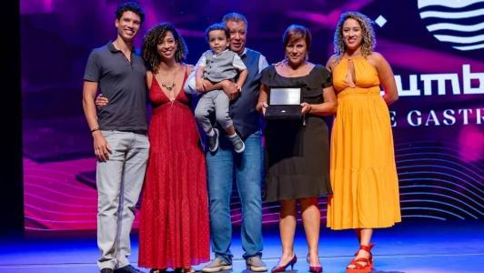 Chef Ivo Faria (ao centro) recebeu o prêmio Cumbucca de Ouro