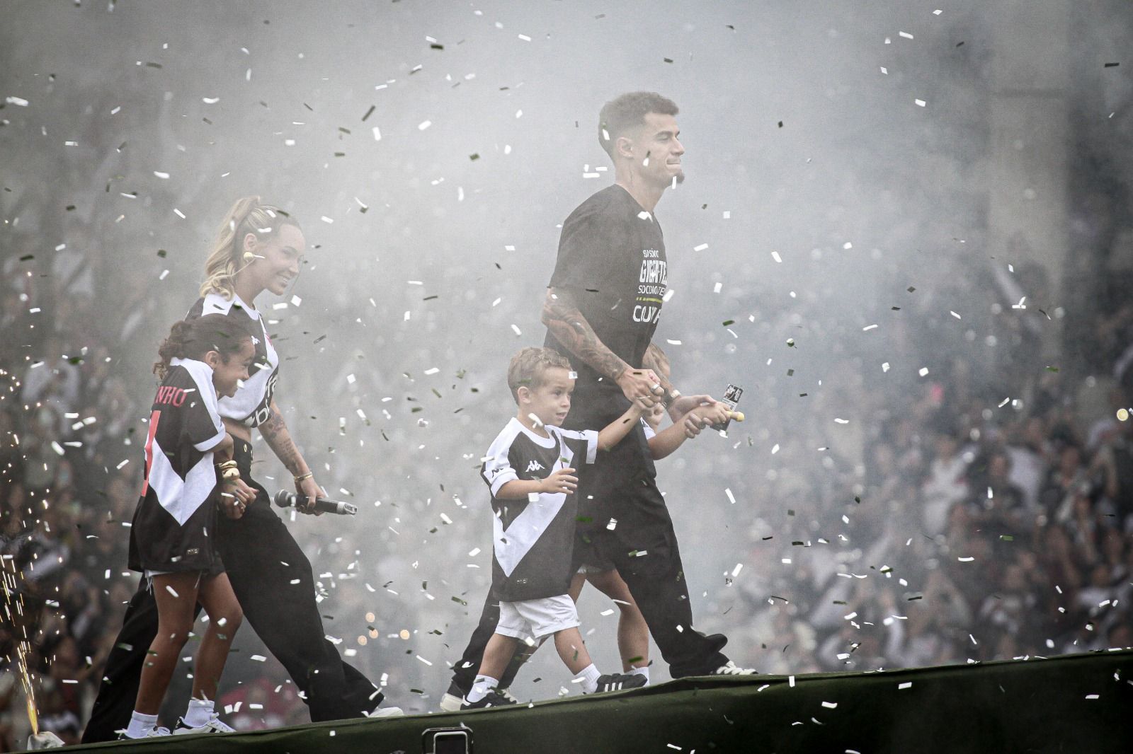 Com casa cheia, Coutinho é apresentado para a torcida do Vasco