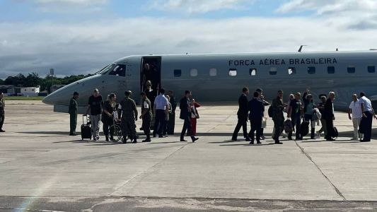 Chegada de brasileiros repatriados de Israel no Rio de Janeiro