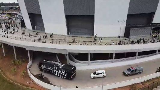 Chegada do ônibus do Atlético à Arena MRV antes do jogo contra o Santos