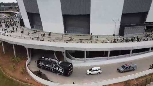 Chegada do ônibus do Atlético à Arena MRV antes do jogo contra o Santos