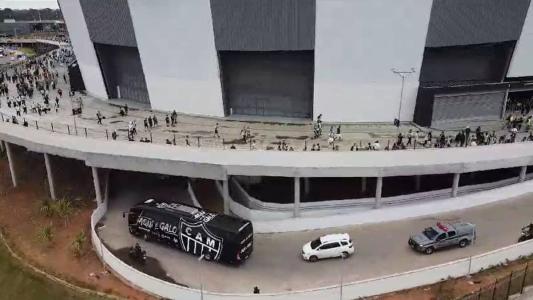 Chegada do ônibus do Atlético à Arena MRV antes do jogo contra o Santos