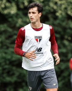 Dinenno durante seu primeiro treino com a camisa do São Paulo