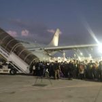 Avião com brasileiros repatriados de Israel pousa na base aérea de Brasília 