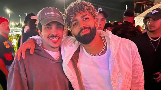 Chico ao lado de Gabigol, atacante do Flamengo