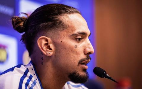 Chico da Costa durante apresentação como novo jogador do Cruzeiro para 2026