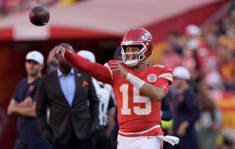 Patrick Mahomes em ação pelos Chiefs durante a pré-temporada da NFL em 2025