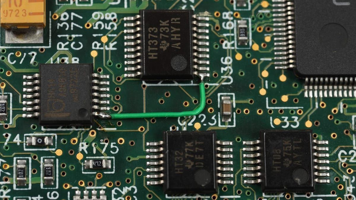 Trump anuncia tarifas de 100% sobre chips e semicondutores