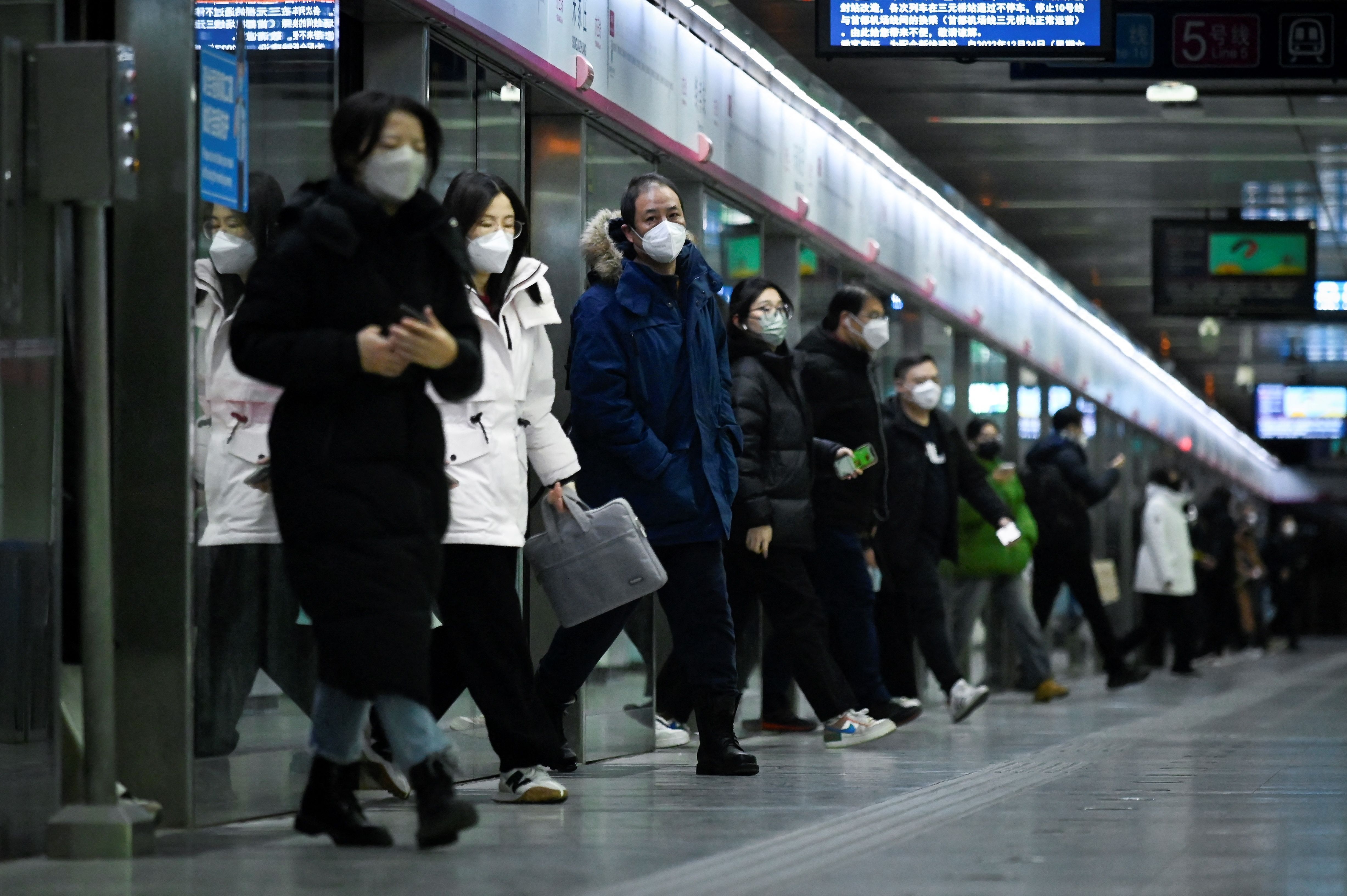 Vagões de metrô desacoplam e deixam mais de 100 feridos em Pequim, na China