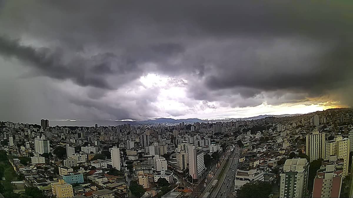 Chove forte em Belo Horizonte e vias são interditadas