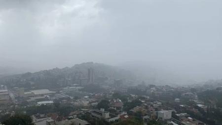 Chove extremamente forte em Belo Horizonte