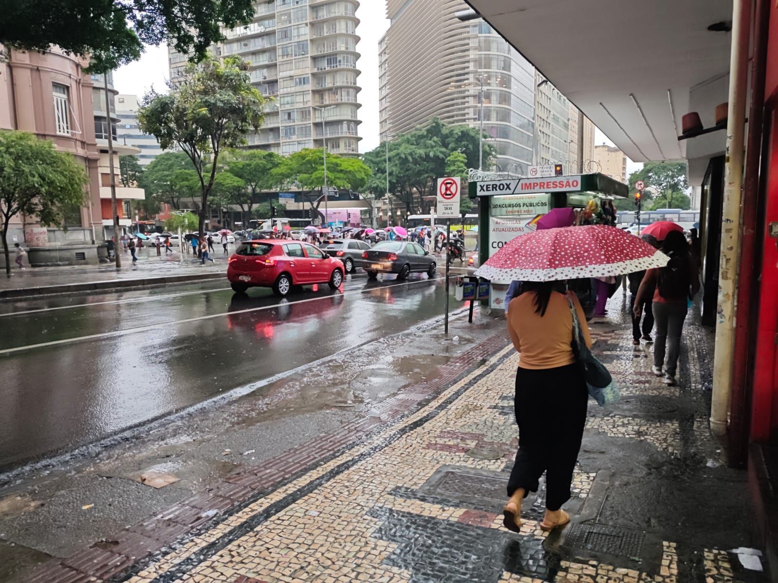 Com previsão de chuva forte, BH deve ter máxima de 28 °C; confira regiões afetadas