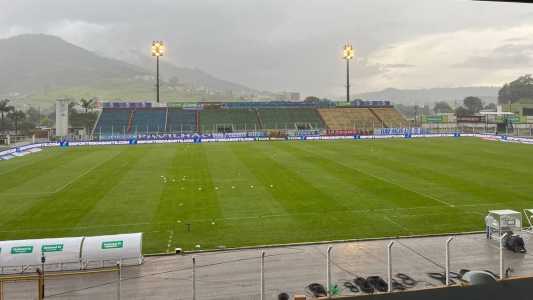 Chove forte em Poços de Caldas antes do início do duelo entre Caldense e Cruzeiro