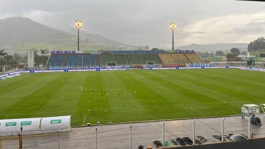 Chove forte em Poços de Caldas antes do início do duelo entre Caldense e Cruzeiro