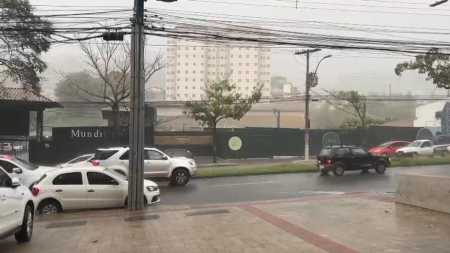 Chove forte na Avenida Barão Homem de Mello, na região Oeste de BH