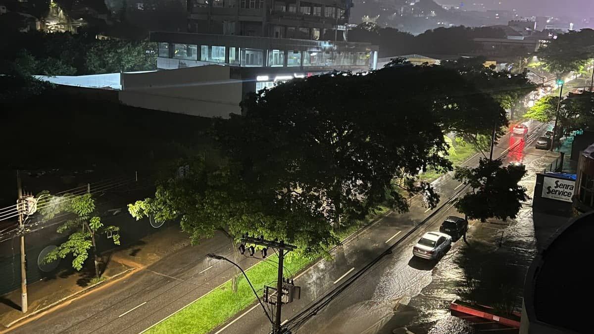 Chuva forte atinge Belo Horizonte e regiões registram granizo: saiba últimas notícias e alertas