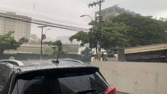 Chove forte na avenida Barão Homem de Melo com presença de granizo