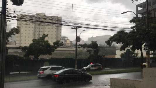 Chove forte no fim da tarde deste domingo (19), em Belo Horizonte e região metropolitana