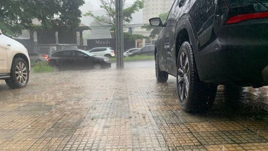 Chove na avenida Barão Homem de Melo