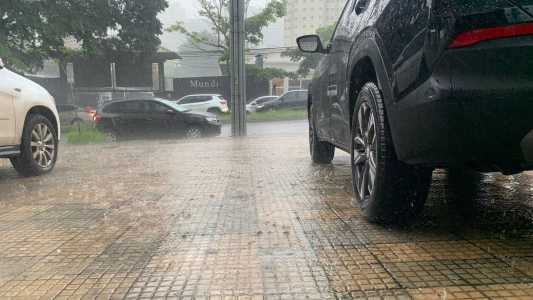 Chove na avenida Barão Homem de Melo