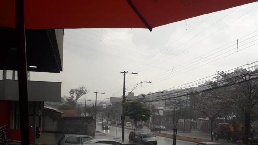 Chove na região Oeste de Belo Horizonte no começo desta tarde