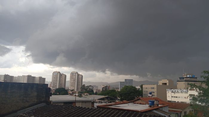 Chuva no bairro Eldorado, em Contagem