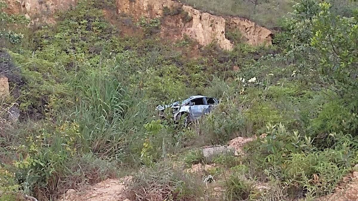 Carro capota, cai em ribanceira de 80 metros e deixa feridos em Montes Claros  