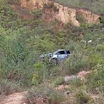 Carro capota, cai em ribanceira de 80 metros e deixa feridos em Montes Claros  