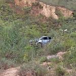 Carro capota, cai em ribanceira de 80 metros e deixa feridos em Montes Claros