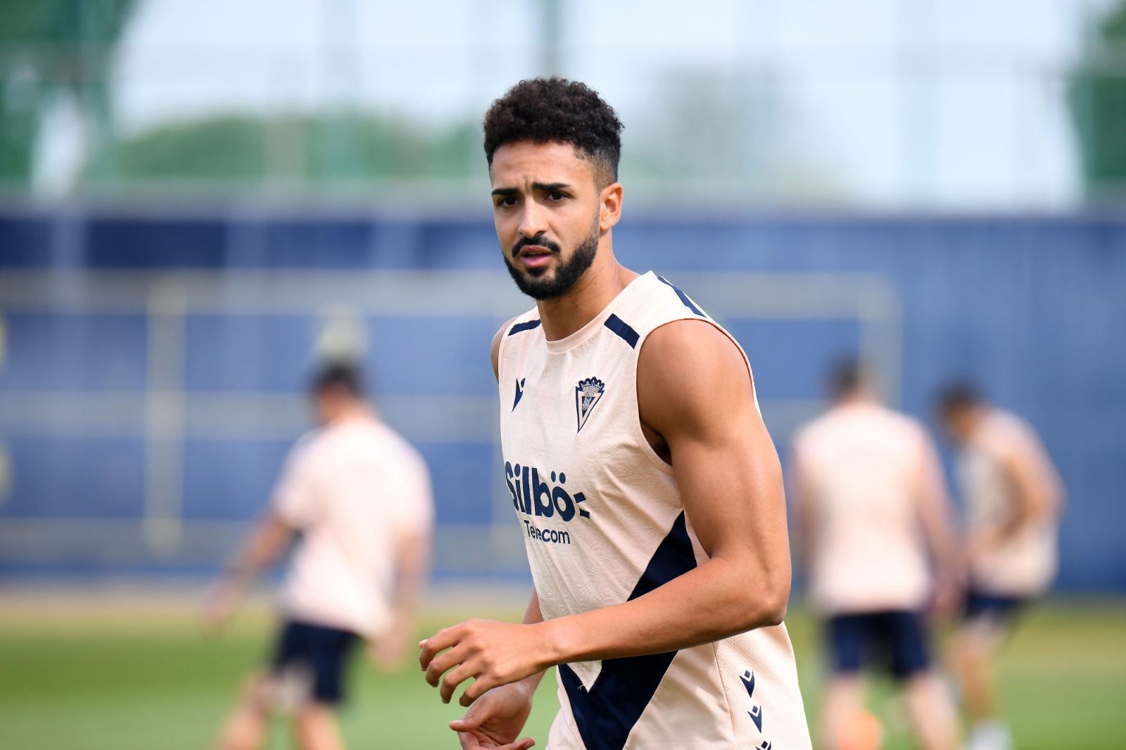 Diretor do Botafogo confirma busca por zagueiro e atacante próximo do clube