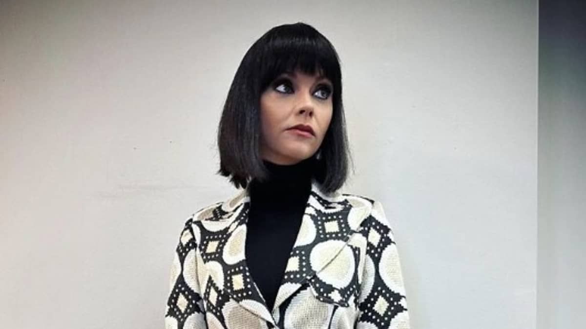 Atriz de Wandinha revela que foi ameaçada por recusar cena de sexo