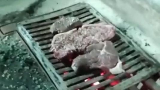 Churrasco foi preparado em bueiro