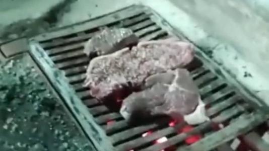 Churrasco foi preparado em bueiro