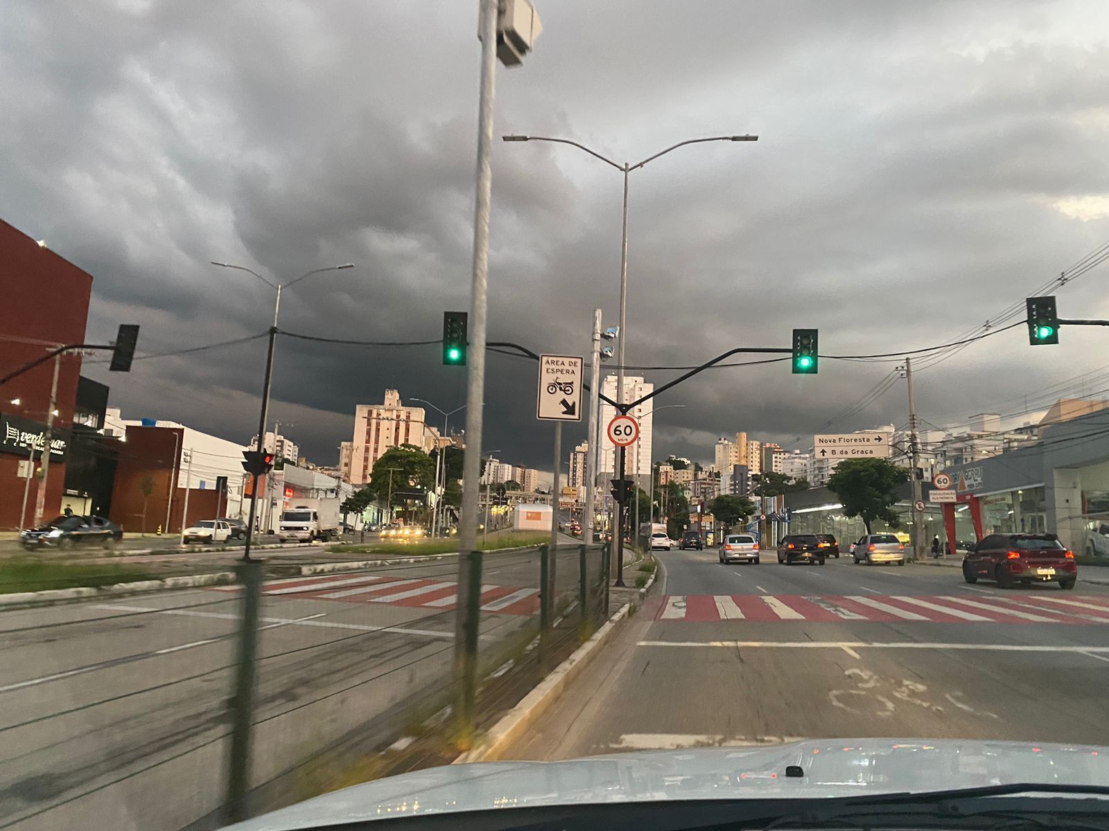 Regional de BH registra volume de chuva maior do que esperado para todo mês em apenas duas horas