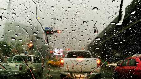Vidro de carro molhado pela chuva