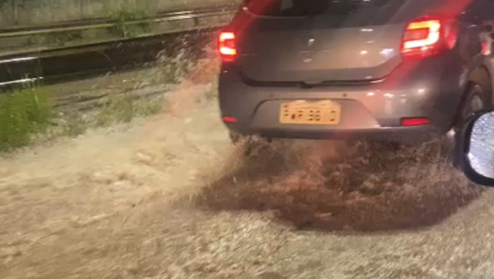Vídeo: chuva forte em BH causa alagamento em trecho da Via Expressa