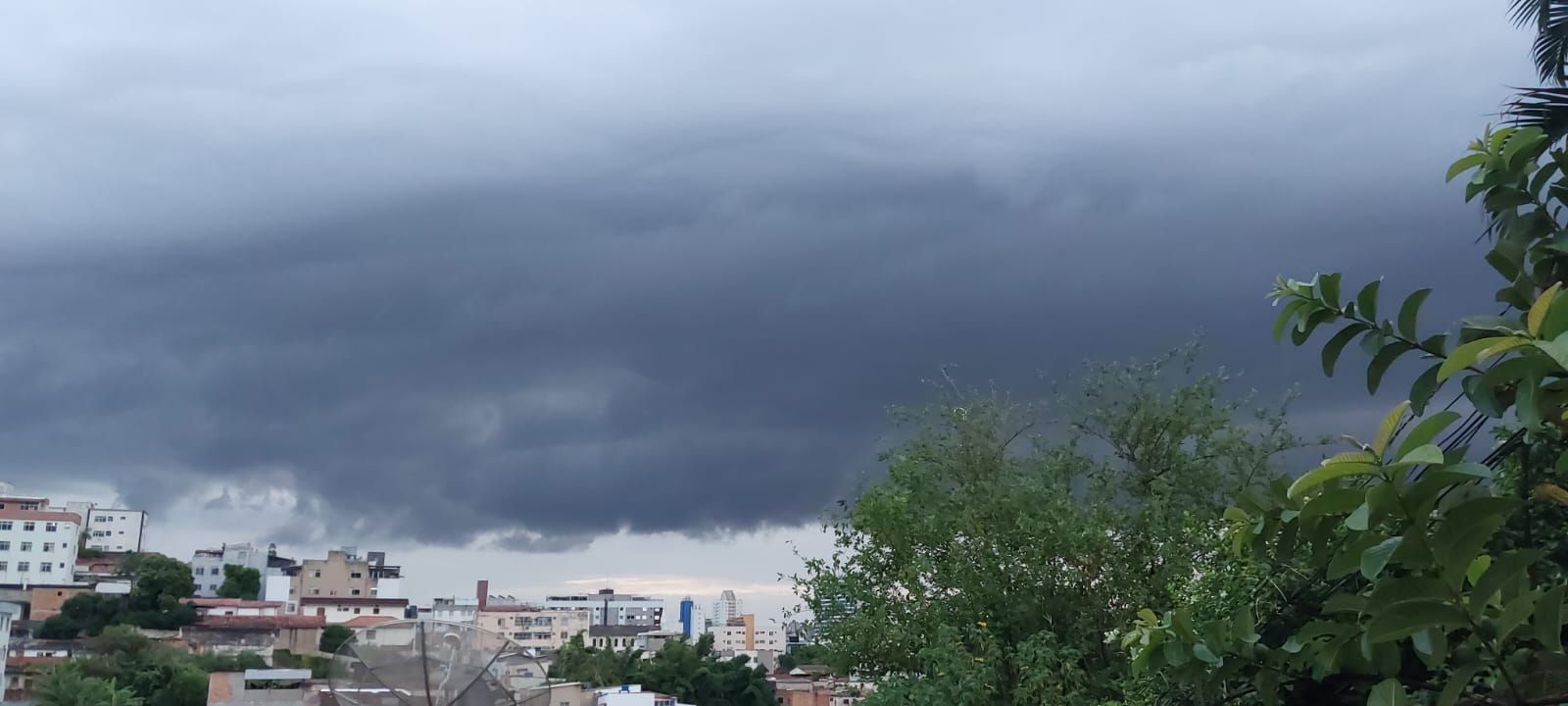 Alerta laranja de chuva:  veja quais são as 229 cidades de Minas na lista do Inmet