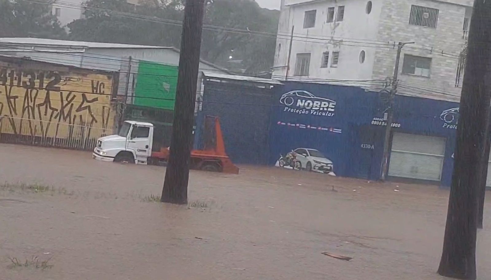 Vídeo: água sobe e avenida Antônio Carlos fica alagada durante forte temporal em BH