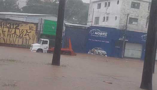 Foto mostra grande volume de água alagando a avenida Antônio Carlos