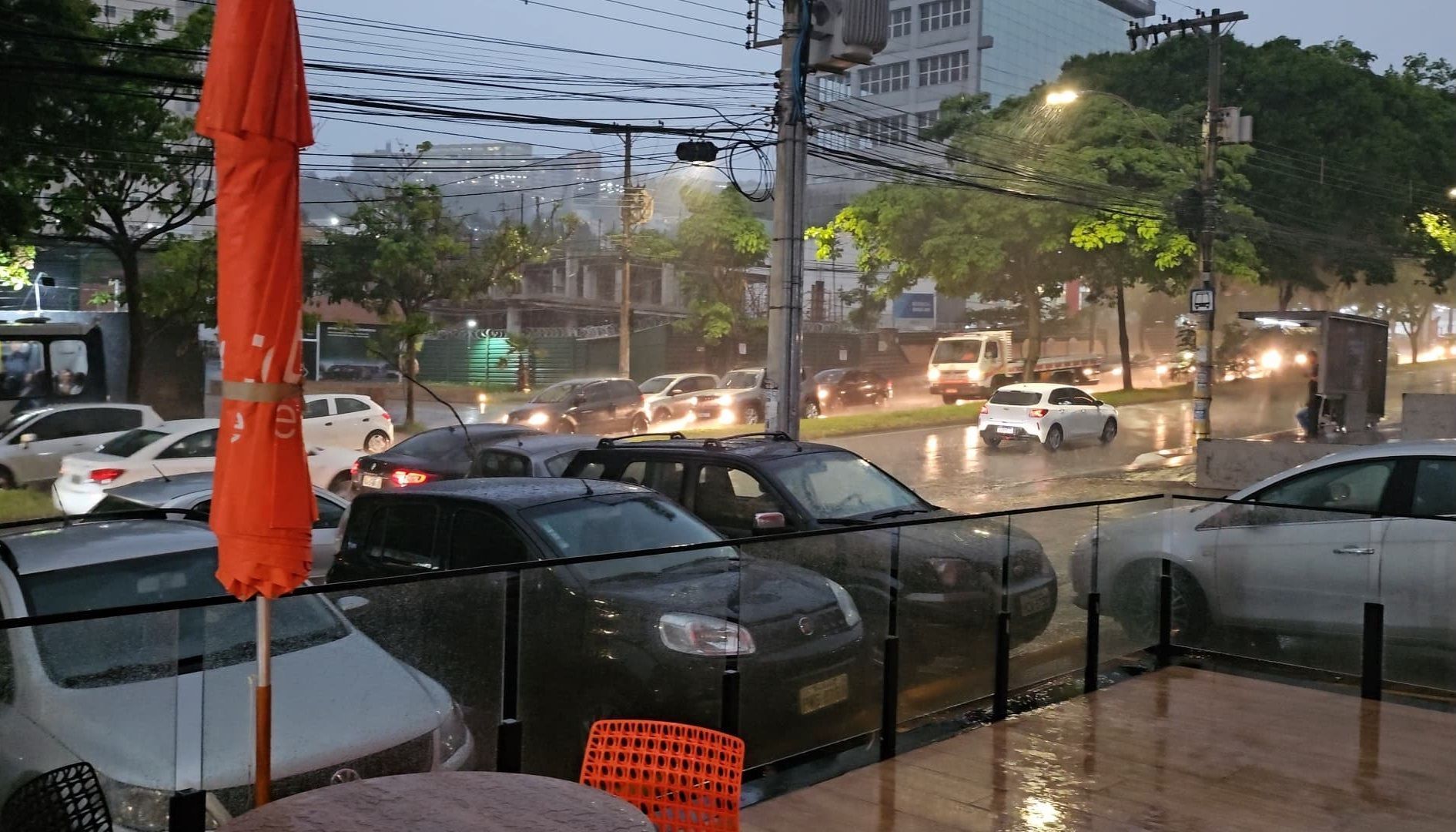 Vídeo: chuva trava o trânsito na volta para casa em BH; veja pontos de lentidão