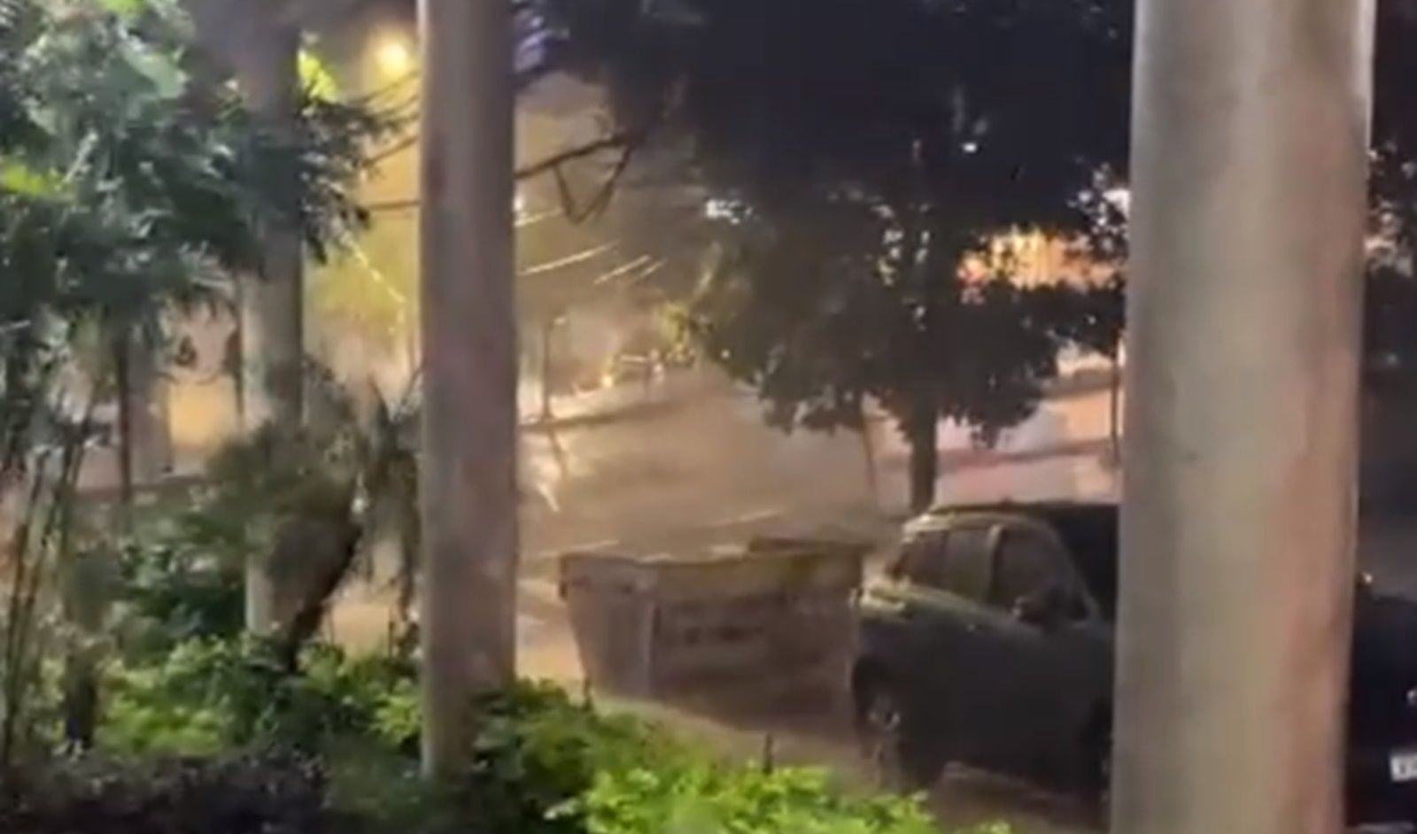 Vídeo: BH tem chuva forte e entra em alerta para pancadas nas próximas horas