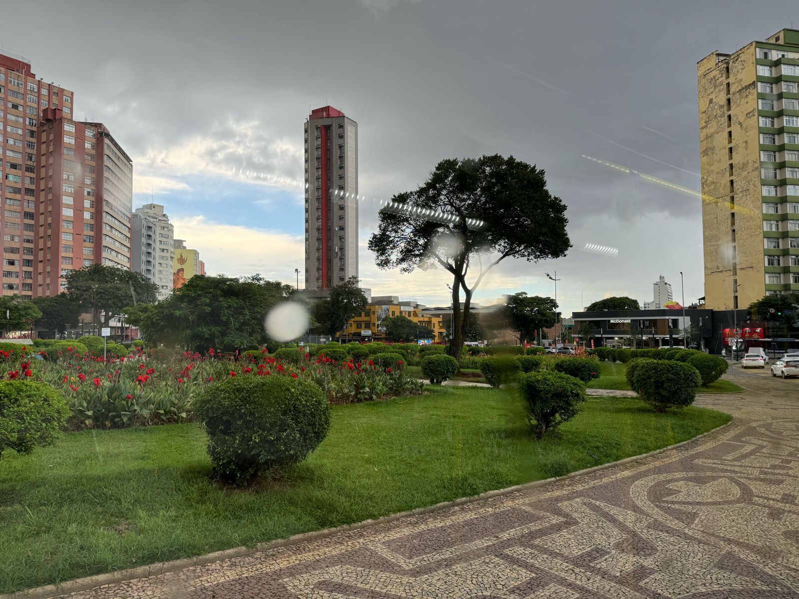 Previsão do tempo: Defesa Civil emite alerta para chuva forte em BH
