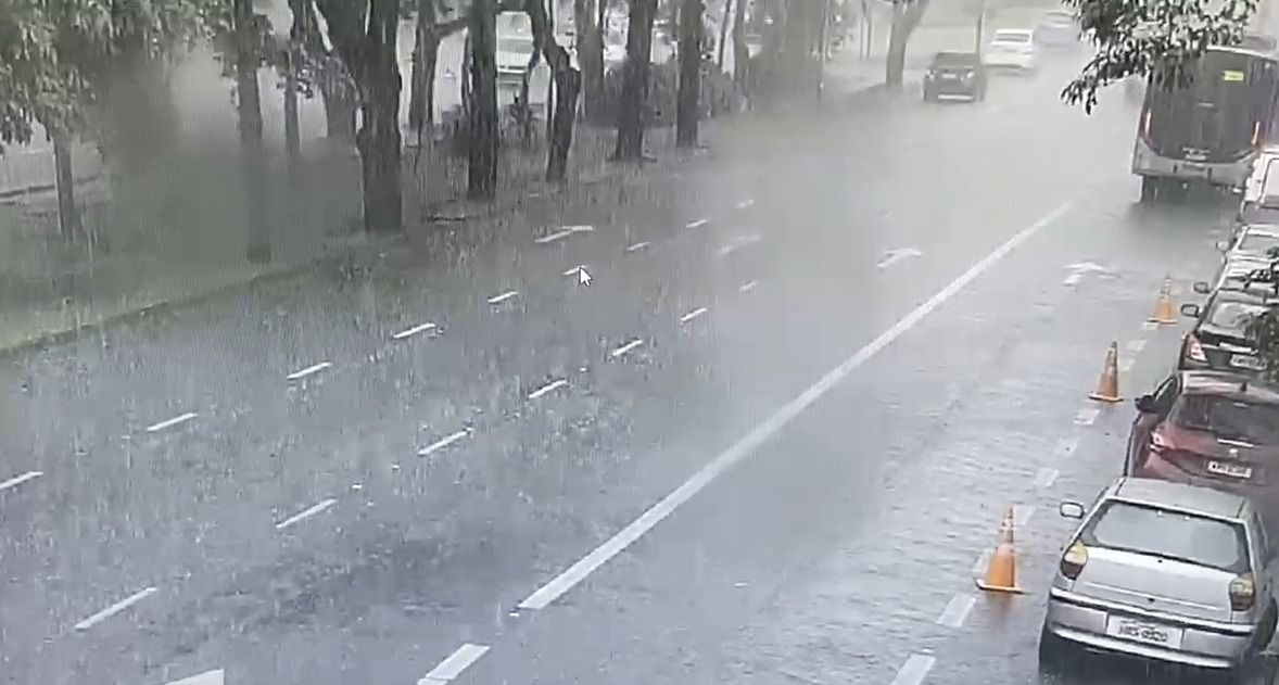 Veja novas imagens da forte chuva que atinge a Grande BH nesta terça (3)