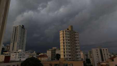 Foto mostra paisagem com tempo nublado em Belo Horizonte